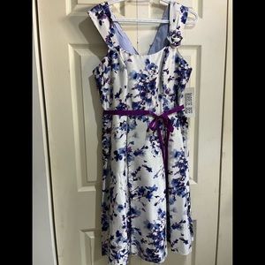 Robbie Bee Sleeveless Floral Printed dress in Size 10